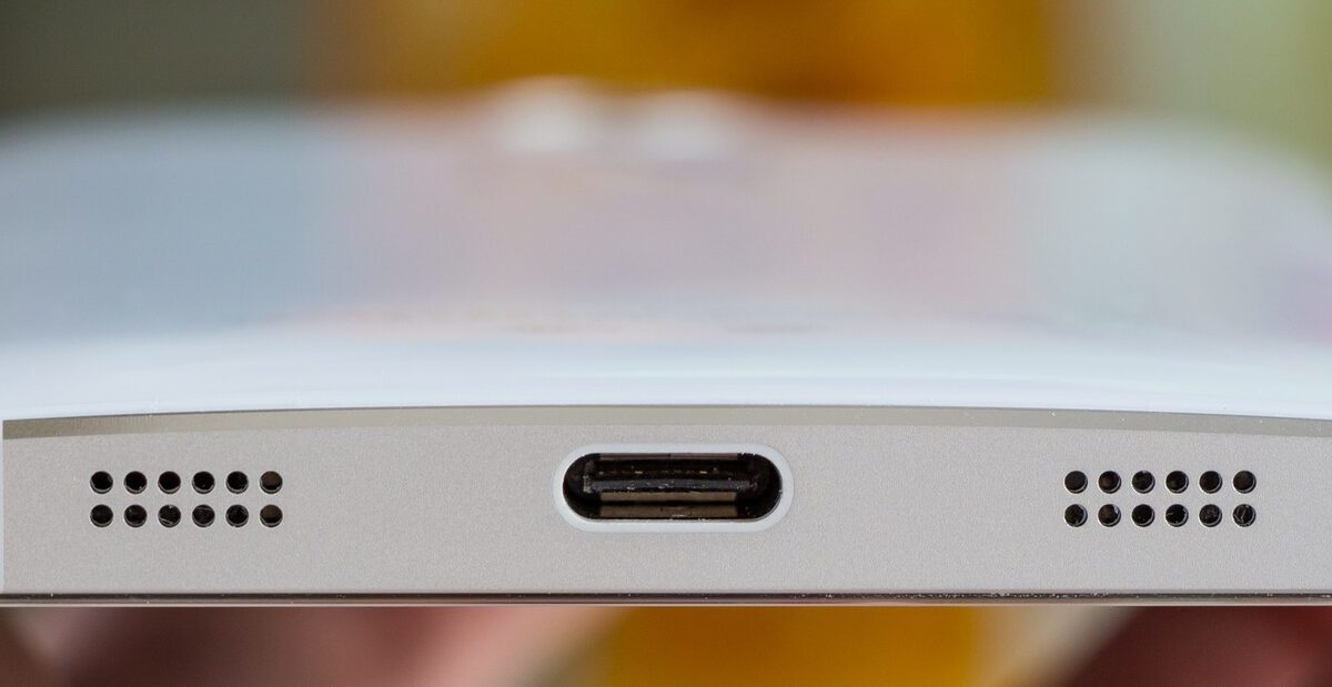 Co daje złącze USB-C w monitorze?