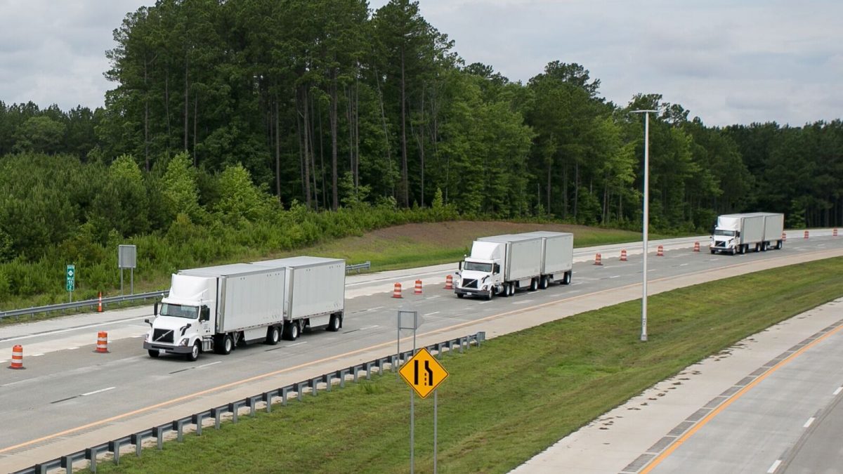 Kolumna autonomicznych ciężarówek na drogach Stanów Zjednoczonych