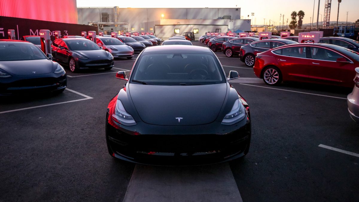Tesla Model 3 w opałach! Od pojazdów odpadają… zderzaki!