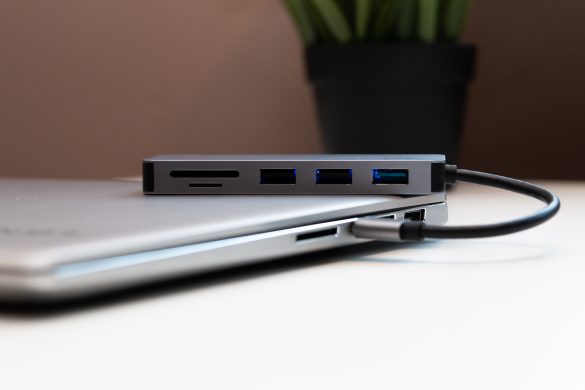 Złącza z przodu (od lewej): czytnik kart pamięci SD/microSD, dwa porty USB 2.0, port USB 3.0