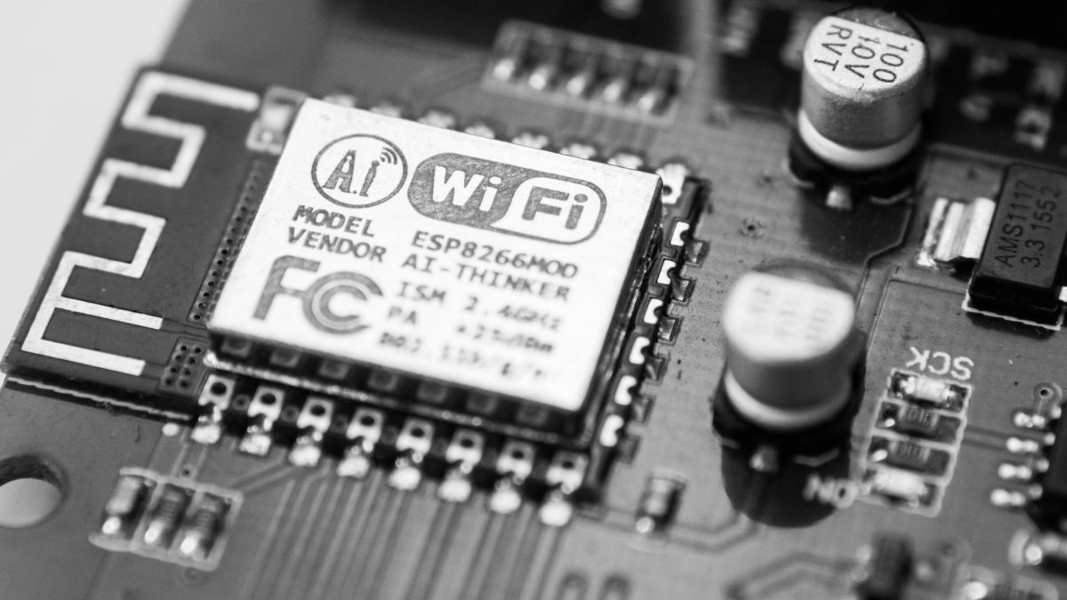 Bezpieczna sieć Wi-Fi: ukryte SSID, przycisk WPS i Firewall (część 2/3).