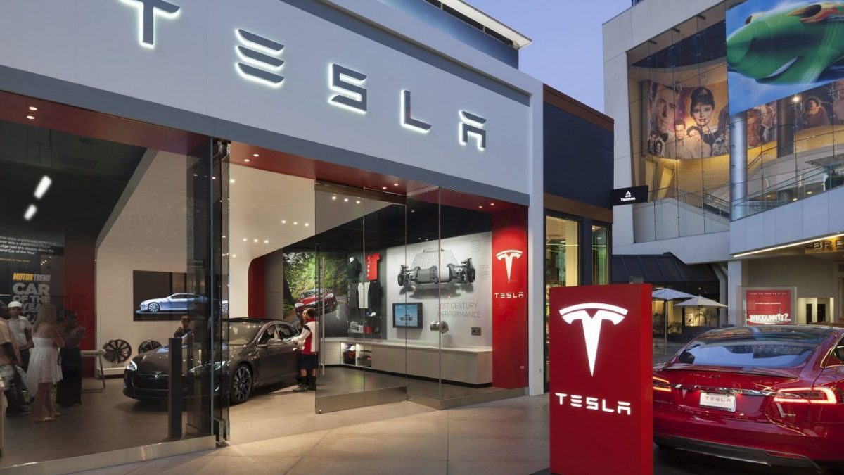 Tesla jednak nie zamknie aż tylu salonów, ale podniesie ceny