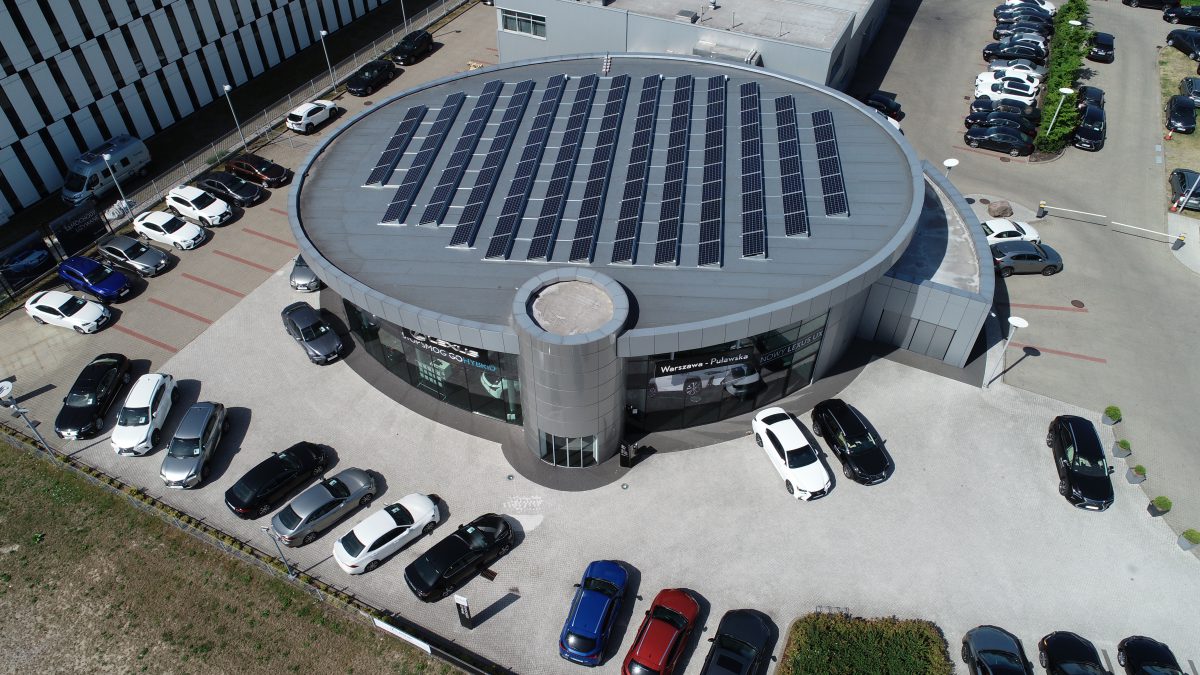 Pierwszy salon Lexusa w Polsce zasilany ogniwami fotowoltaicznymi