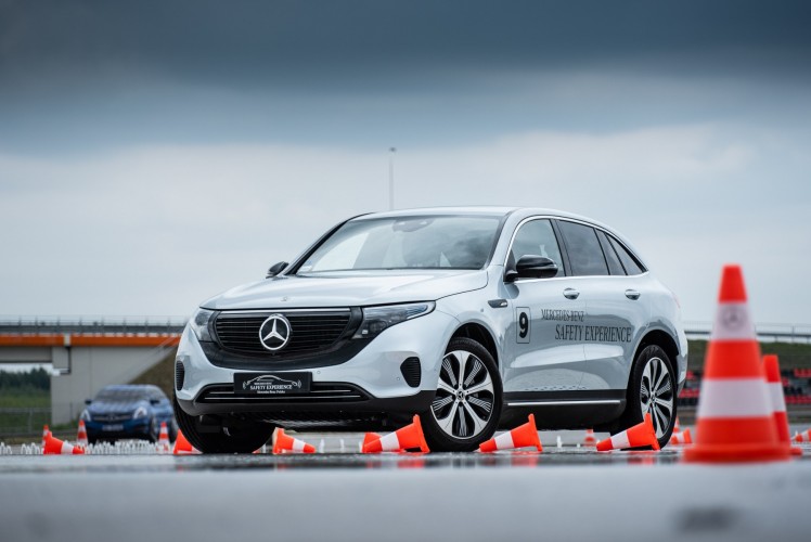 Flota pojazdów szkoleniowych Mercedes- Benz Safety Experience powiększona o elektrycznego EQC-a.