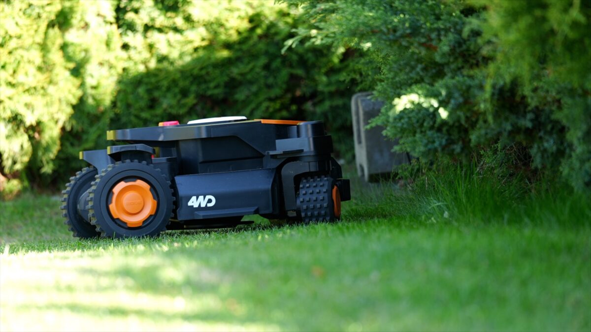 Robot koszący Worx WR340E z napędem na 4 koła, skrętną osią, szybką i prostą konfiguracją – test