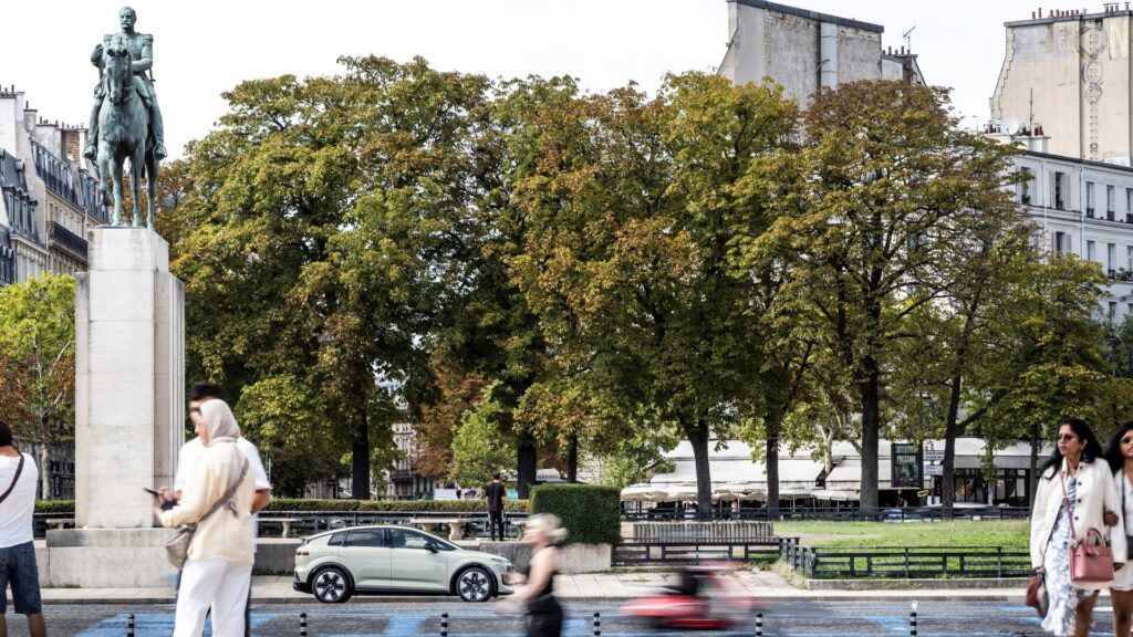 Audi A2 e-tron na ulicy w Paryżu