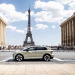 Audi A2 e-tron na tle wieży Eiffla w Paryżu