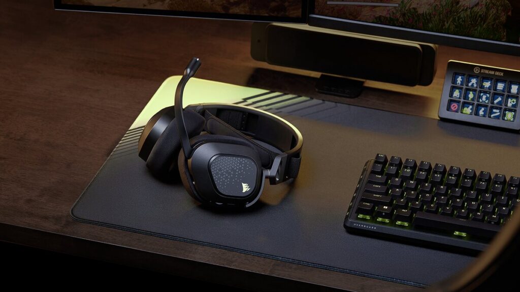 Słuchawki Corsair HS80 v2 MAX Wireless na biurku obok klawiatury