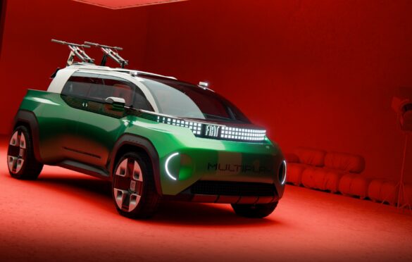 Fiat Multiplay jako pick-up z rowerami na obróconym spojlerze (fot. Stellantis)