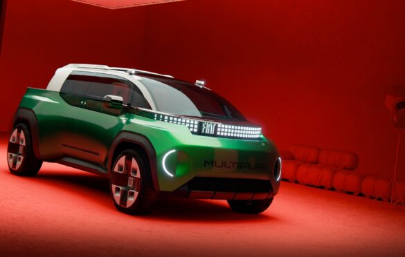 Fiat Multiplay - przód z pikselowym pasem świateł (fot. Stellantis)