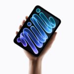 Nowy iPad mini z ekranem OLED trzymany w dłoni
