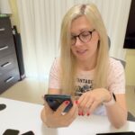 Kasandra ogląda złożony iPhone Duo przy biurku