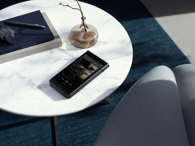 Sony Walkman NW-WM1AM3 w dłoni