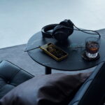 Sony Walkman NW-WM1ZM3 ze słuchawkami na stoliku