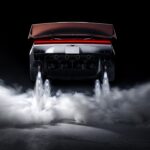 Tesla Roadster 2026 z tyłu z działającymi dyszami na gaz