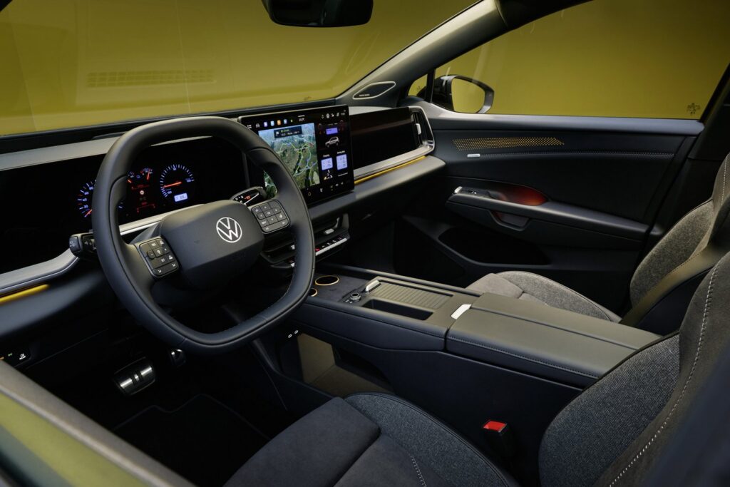 Kokpit Volkswagena ID. Tiguan z cyfrowymi zegarami i ekranem multimediów
